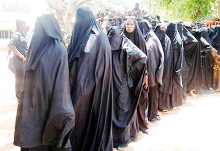 نساء يتم ترحيلهن من مجمع تابع لجماعة (دار الاسلام) على حدود بلدة موكوا يوم السبت